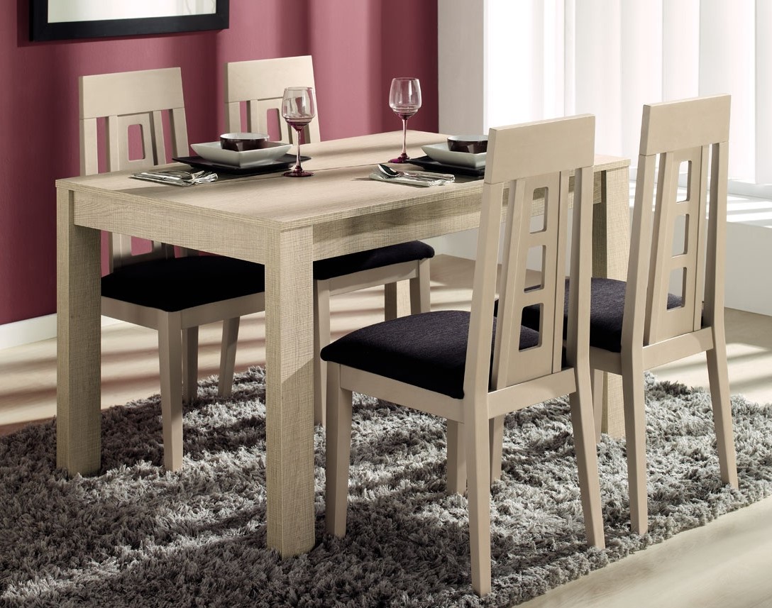 mesa y sillas de madera